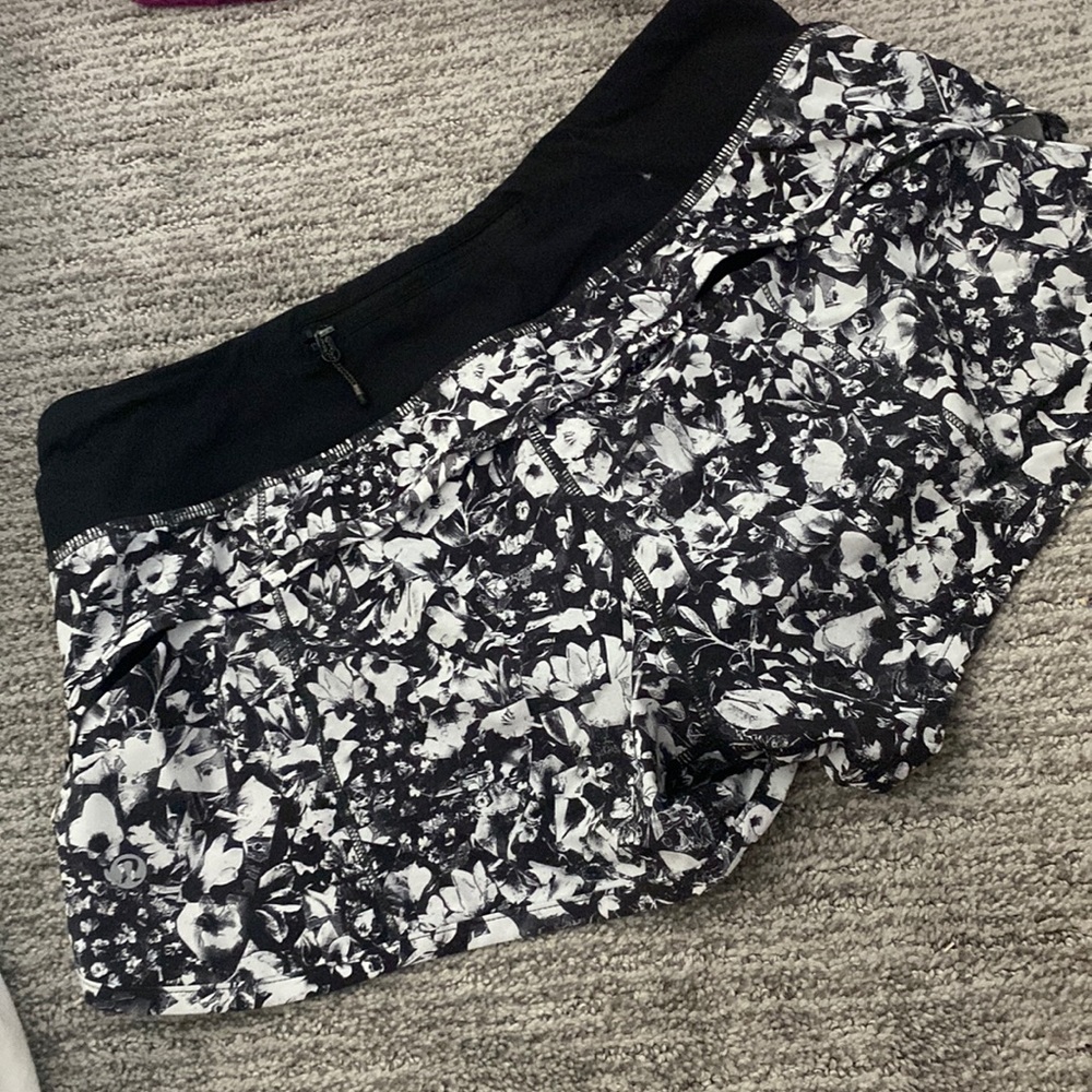 Lululemon shorts size 6 great condition